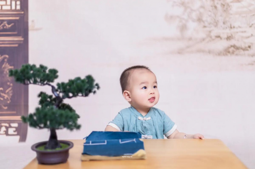 新余怀孕肚子中间凹两边凸